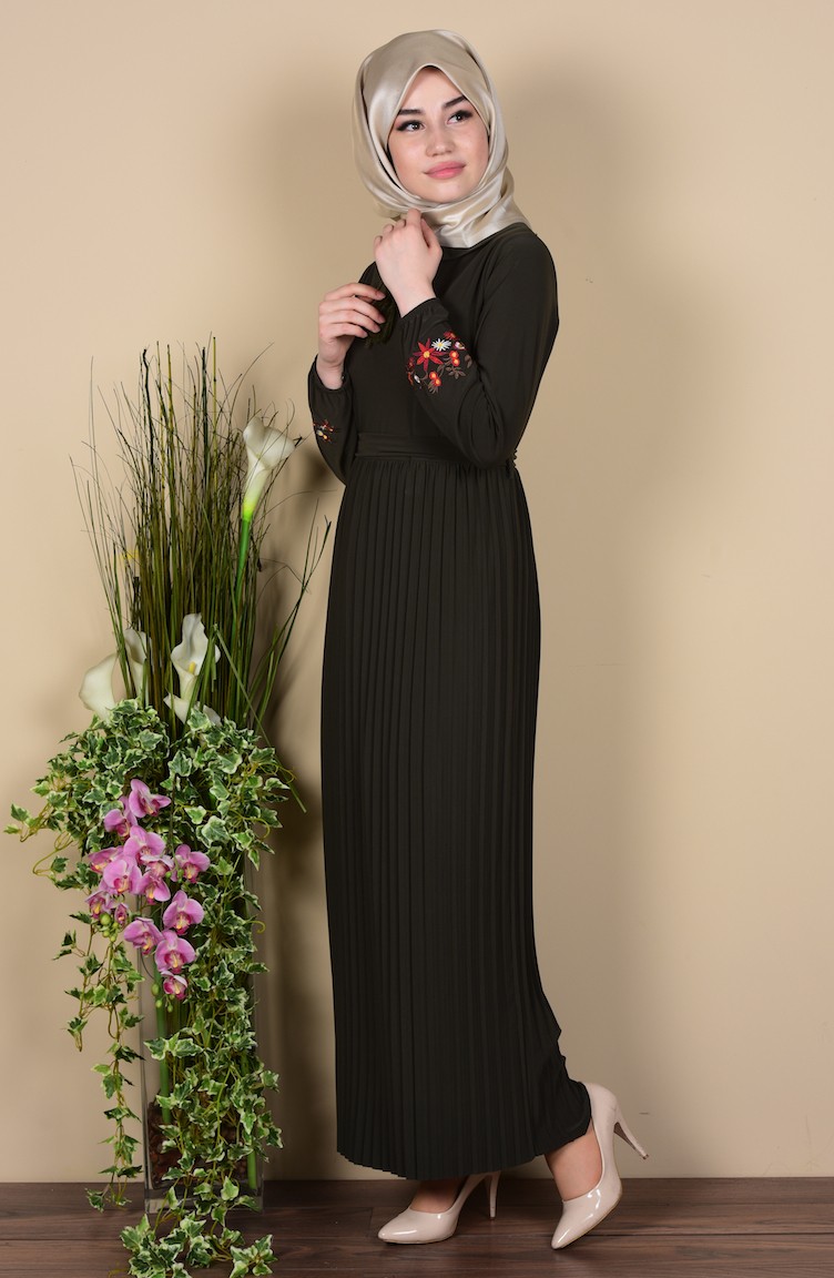 Kolu Nakışlı Pileli Elbise 5056-09 Zümrüt Yeşil | Sefamerve